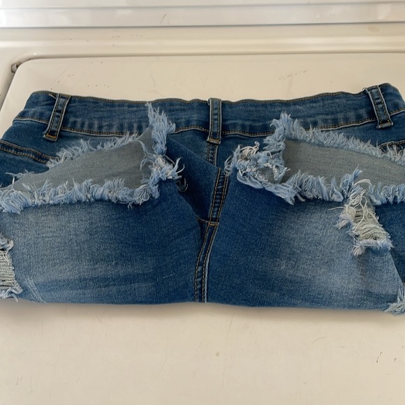 Sz L Cut-Off Jean Shorts - Picture 5 of 6